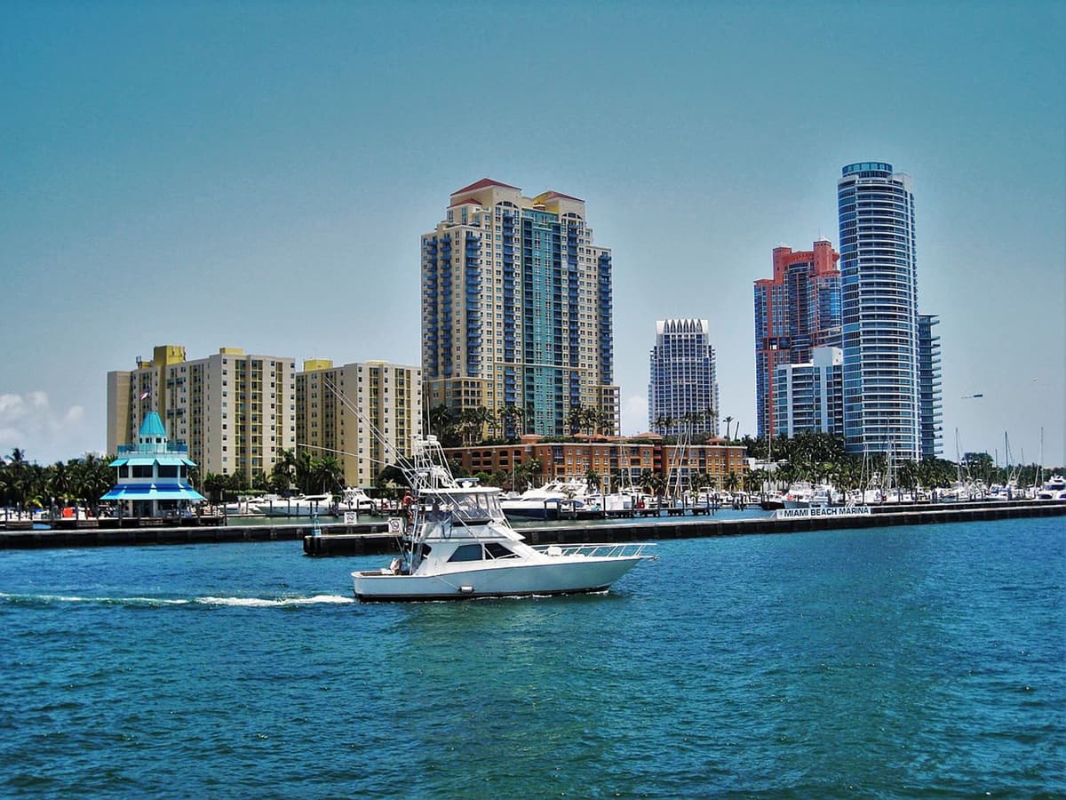 Tour en barco por Miami: mansiones y paisaje urbano con recogida opcional