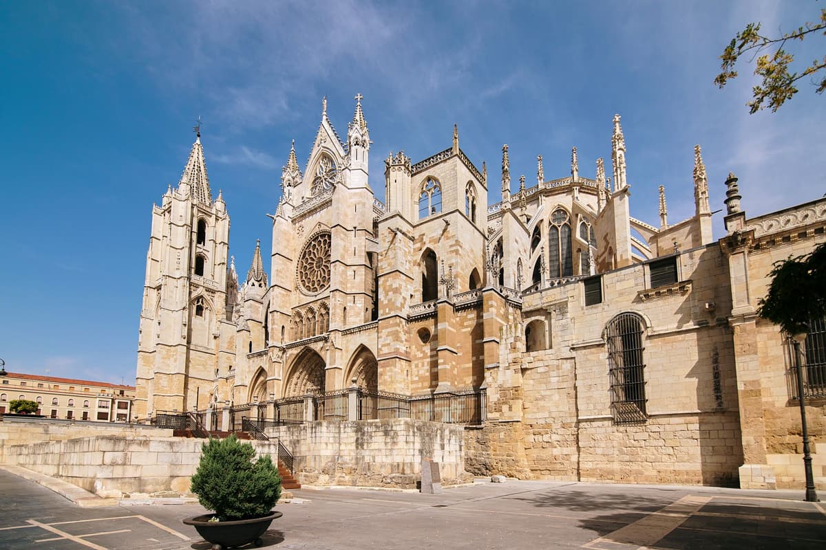 León: recorrido a pie español por la ciudad y la catedral