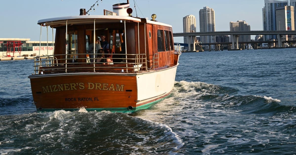 Miami: Miami Skyline Vintage Yacht Cruise,