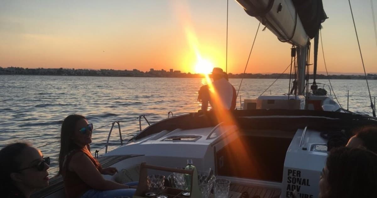 Valencia: paseo en barco al atardecer con bebidas incluidas