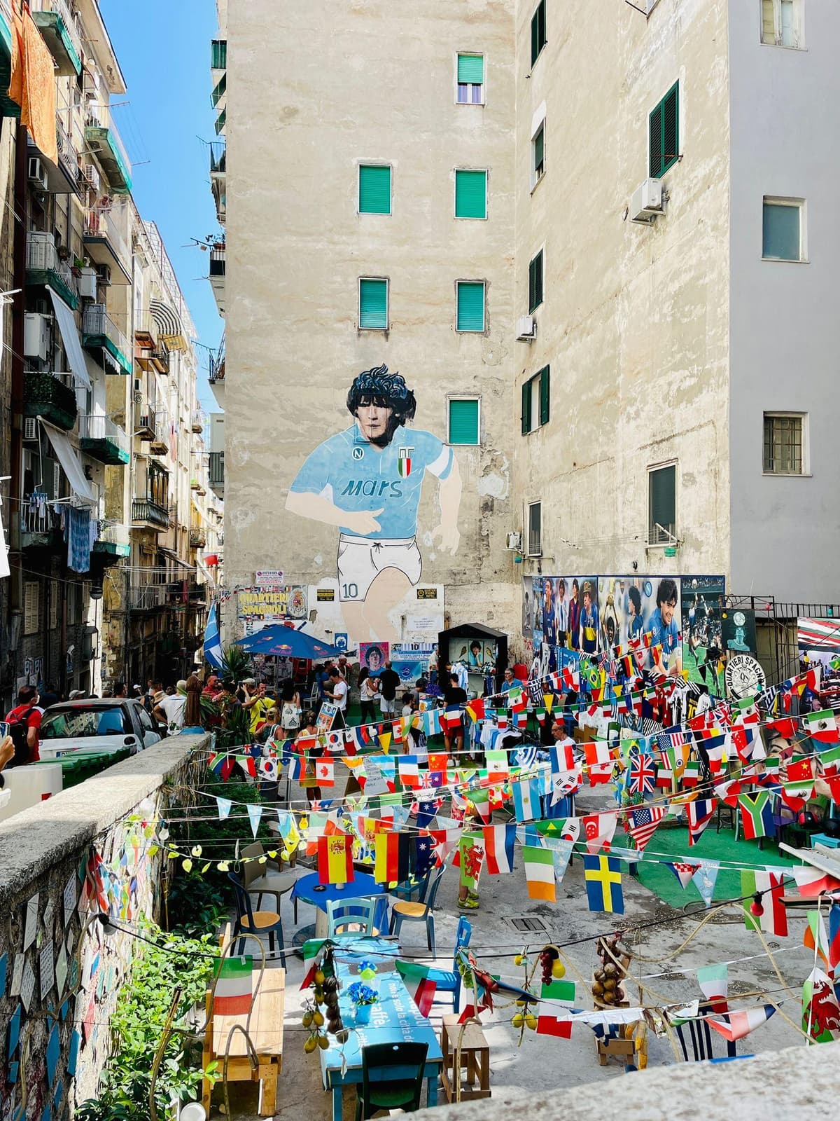 Recorrido de arte callejero por el Barrio Español e ídolo de Maradona