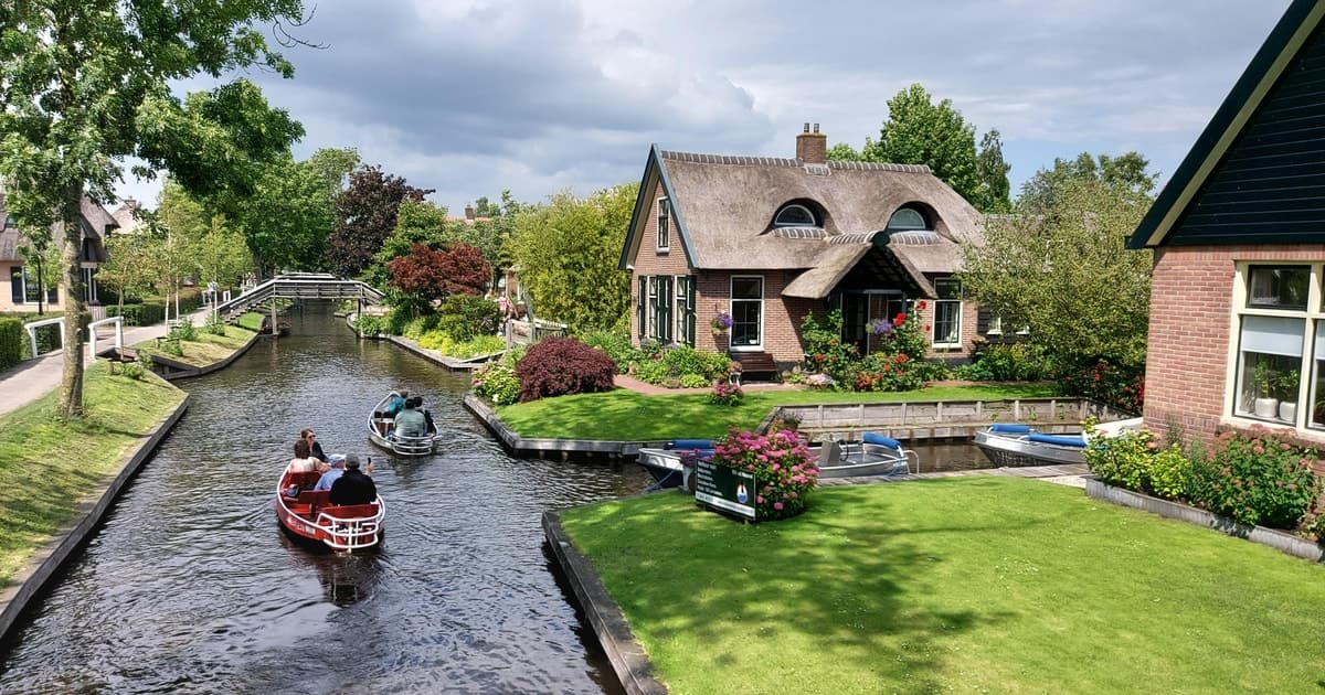 From Amsterdam: Giethoorn Small Group Tour with Boat Ride