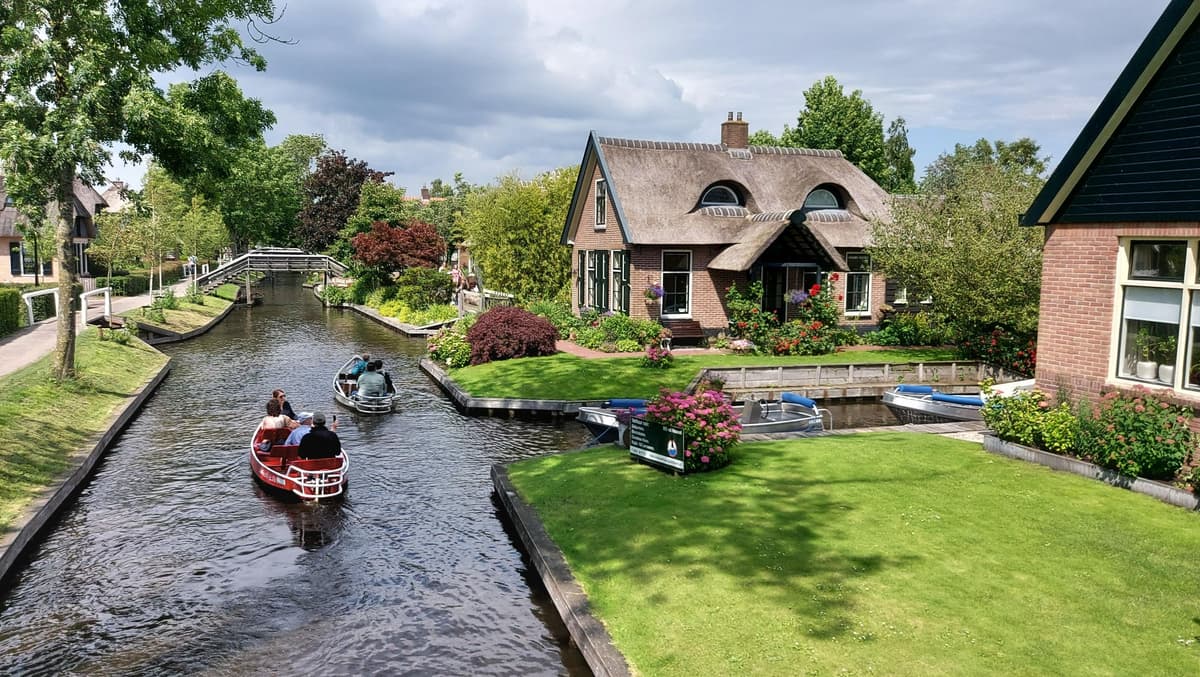 From Amsterdam: Giethoorn Small Group Tour with Boat Ride