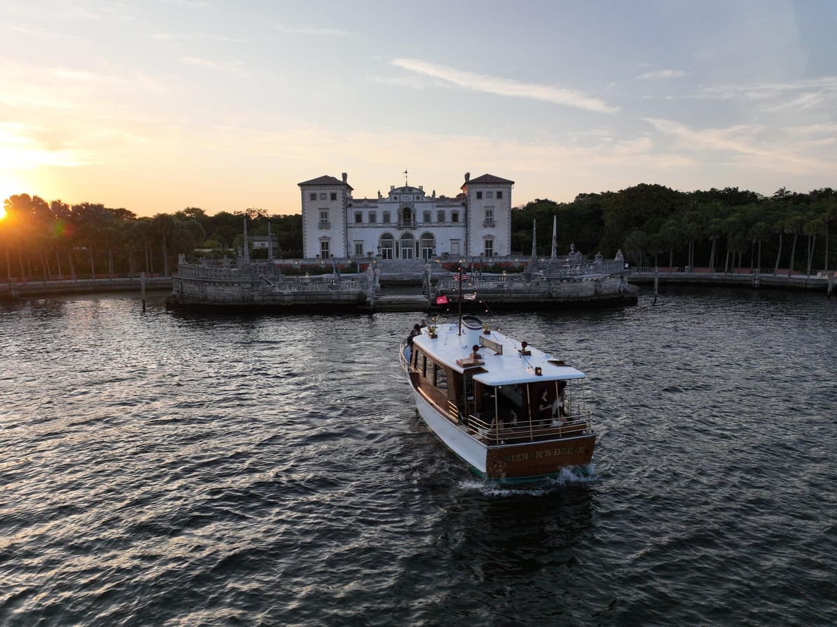 Miami Beach: Vizcaya Sunset Cruise Includes Food and Drink