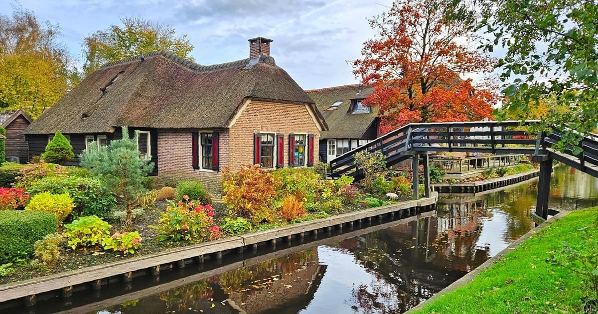 Giethoorn, 'Legoland' & Zaanse Schans Small Group w/ Pickup
