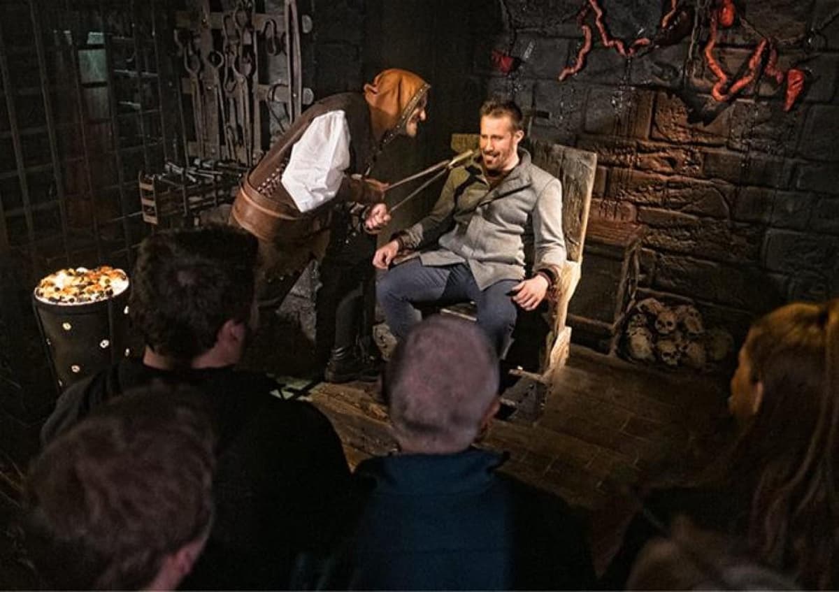 Hop-on Hop-off London Bus Tour & The London Dungeon