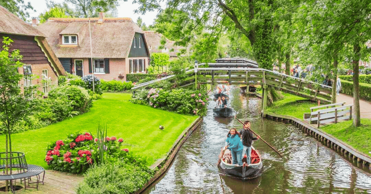 From Amsterdam: Giethoorn Guided Day Trip with Canal Cruise