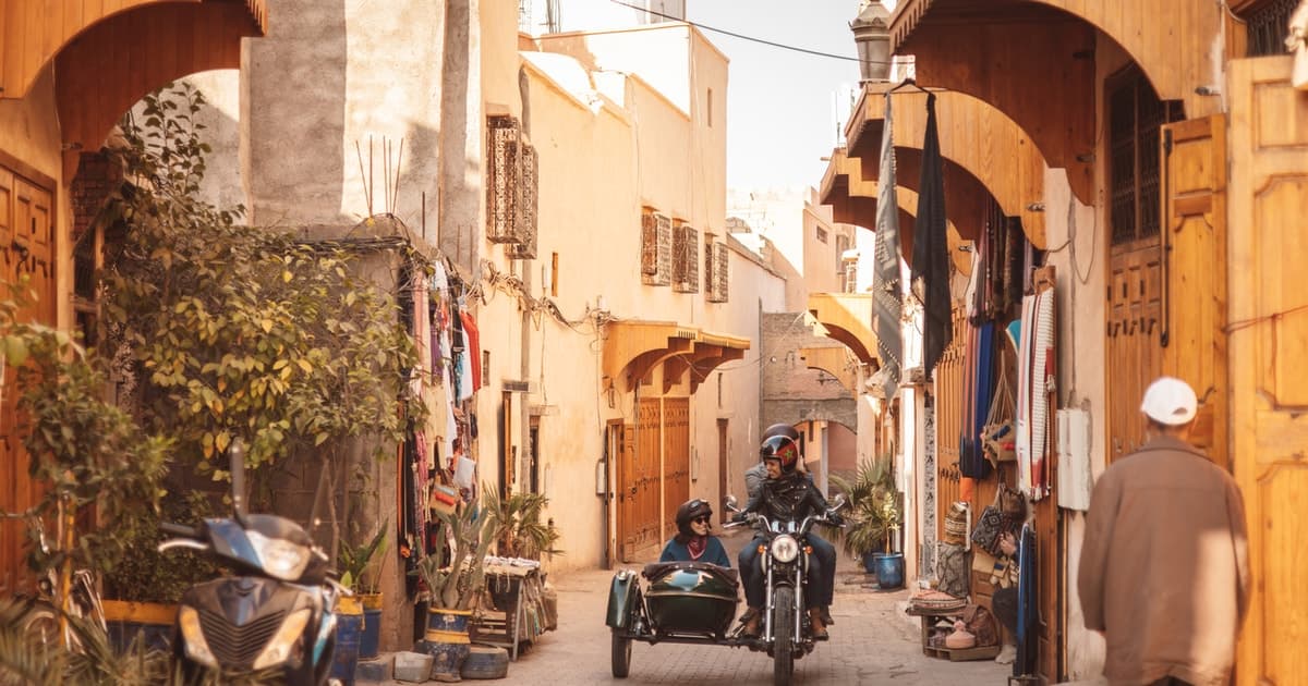 Tesoros ocultos de Marrakech: tour guiado vintage en sidecar de 1 h 30 min.