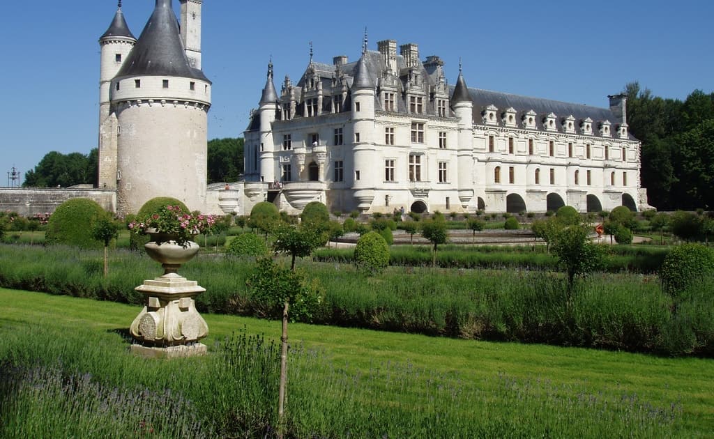 From Paris: Loire Valley Castles Full-Day Tour with Lunch