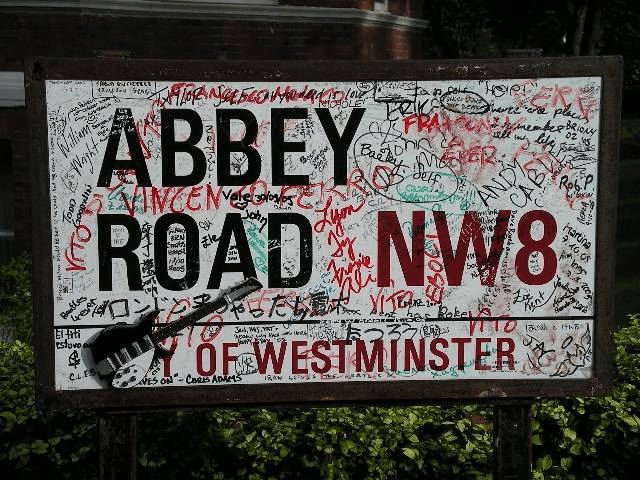 London: Rock & Roll Coach Tour & Abbey Road Photo Stop