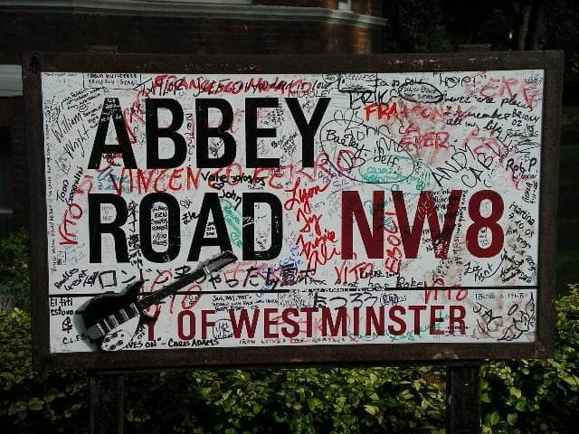 London: Rock & Roll Coach Tour & Abbey Road Photo Stop