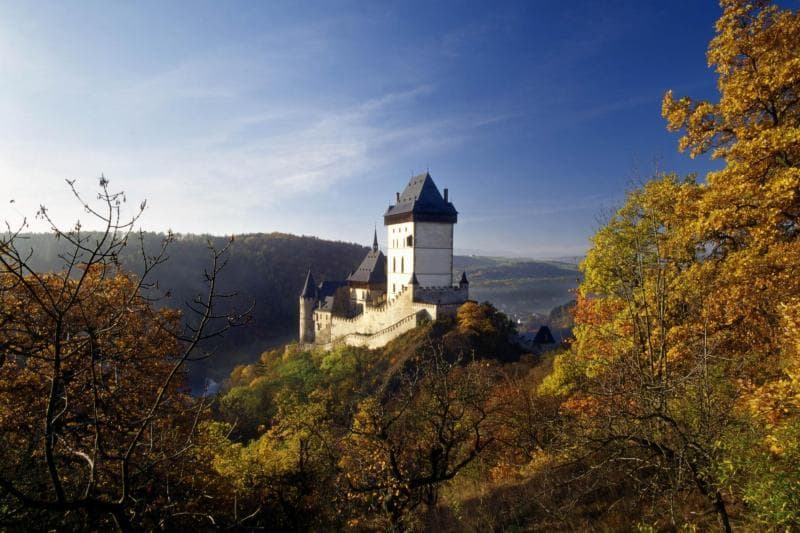 Desde Praga: ticket de entrada sin colas y tour al castillo de Karlstejn