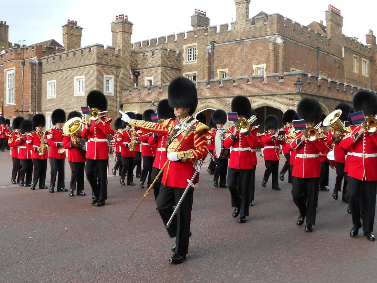 London: Changing the Guard Walking Tour & Buckingham Palace