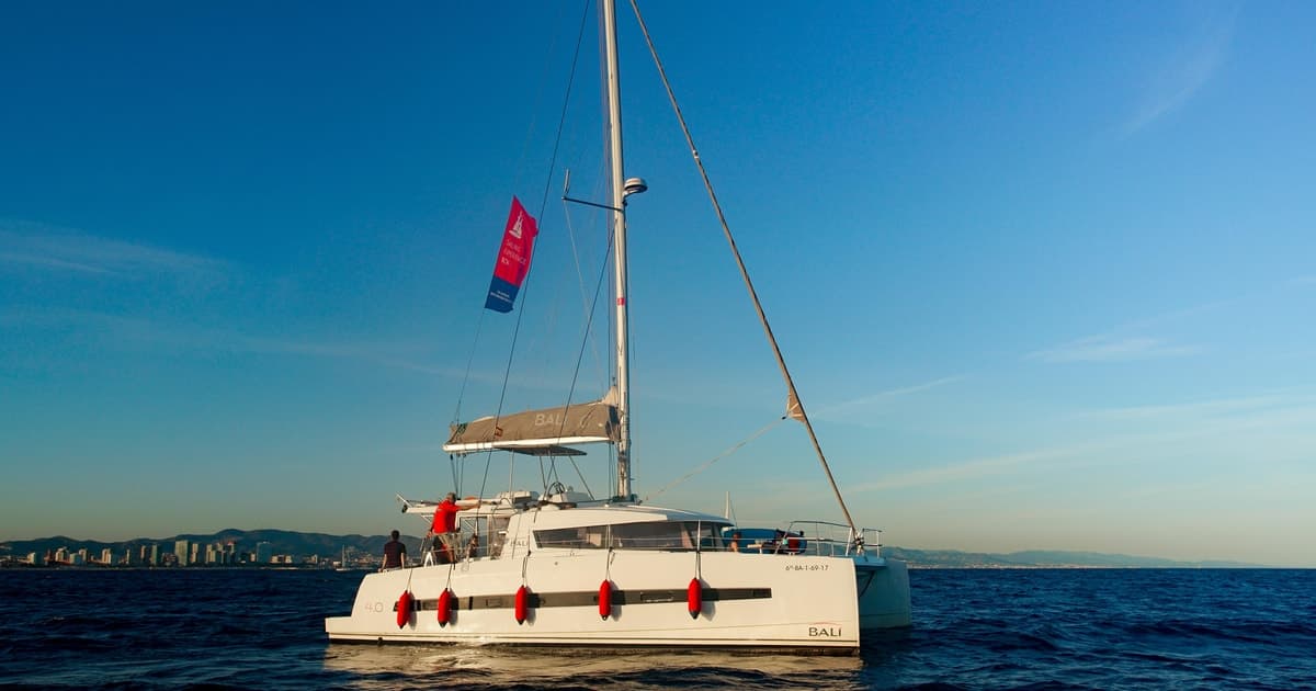 Barcelona: Private Catamaran Sailing with Drinks and Snacks