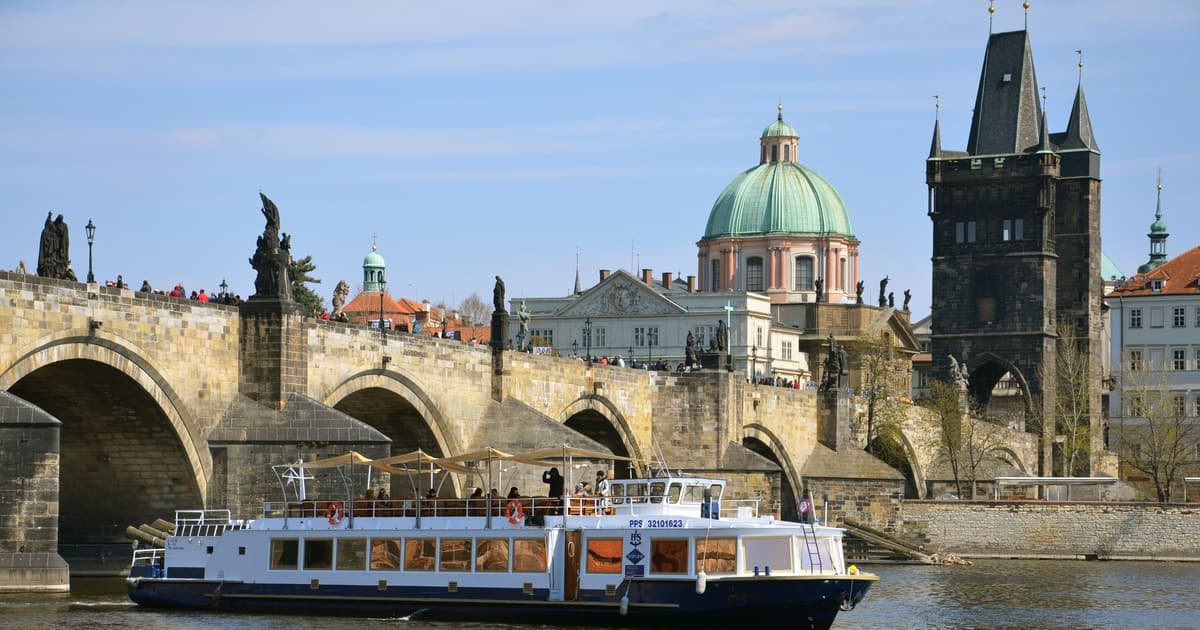 Praga: Almuerzo en crucero de 2 horas por el río Moldava