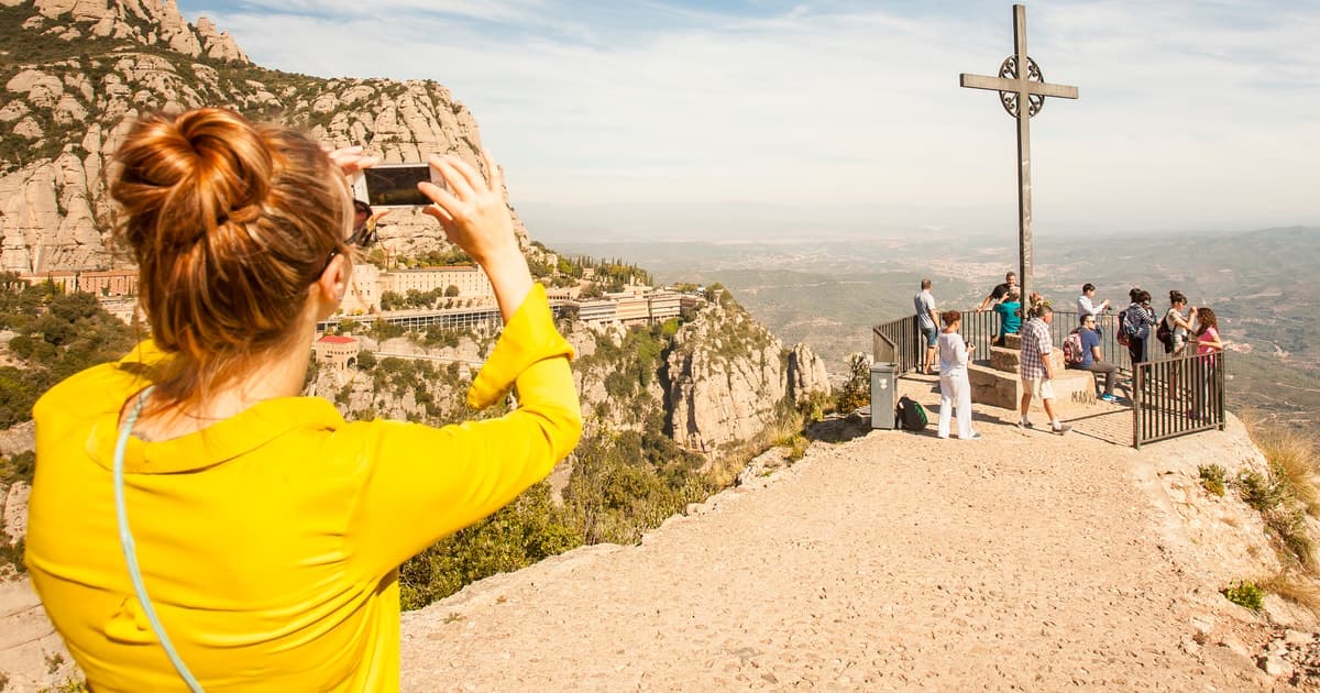 Barcelona: Montserrat with Winery Visit and Farmhouse Lunch