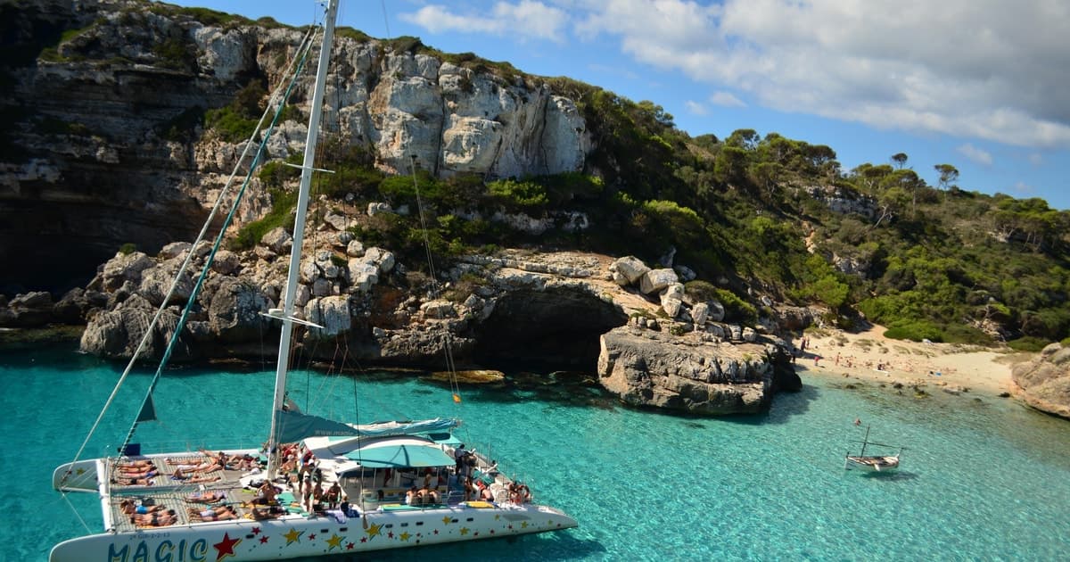 Desde Colònia de San Jordi: crucero en catamarán a Es Trenc