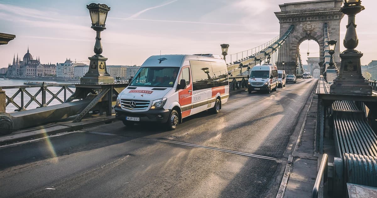 Castle District & Pest Driving Tour with Danube River Cruise