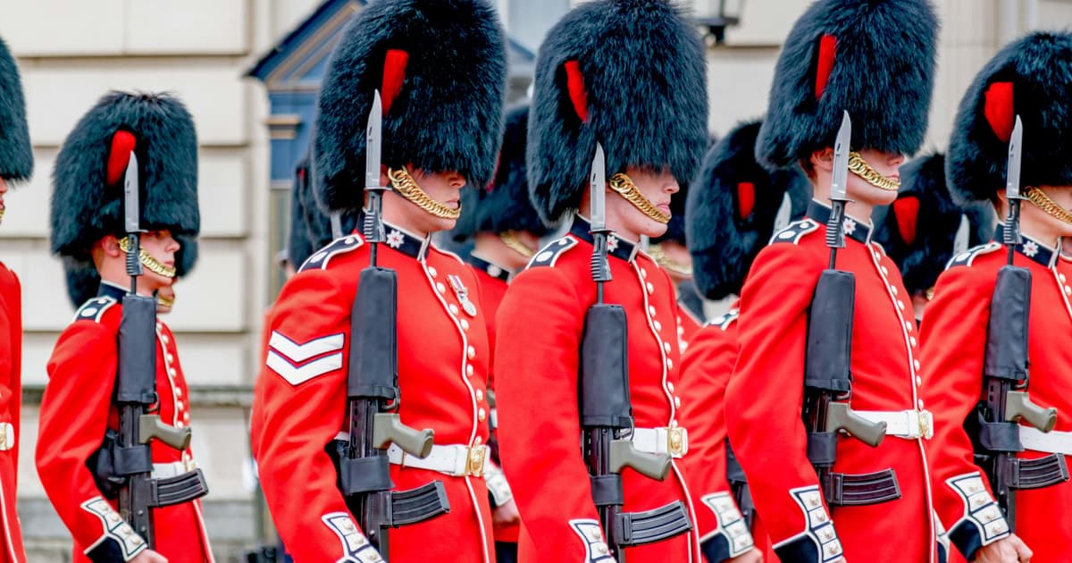 London: Full-Day Sightseeing Bus Tour with River Cruise