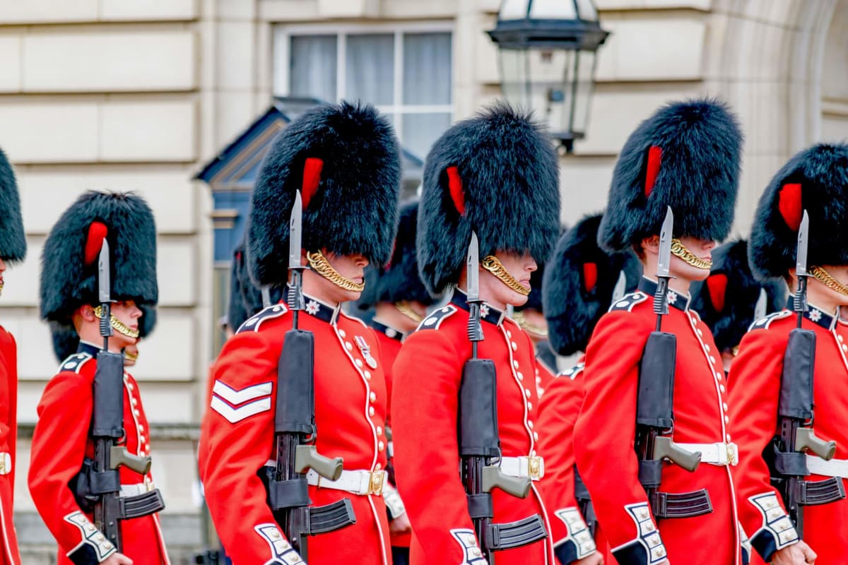 London: Full-Day Sightseeing Bus Tour with River Cruise