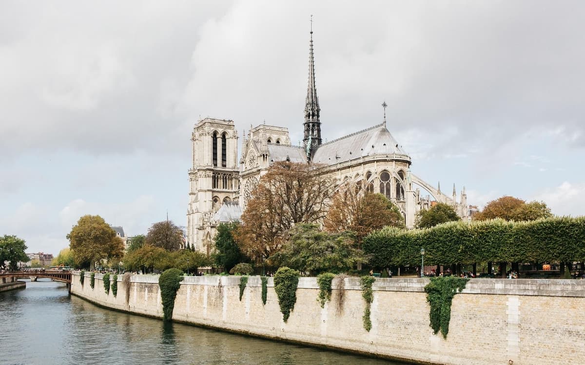 Paris: Notre Dame Exterior Guided Tour with a Small Group