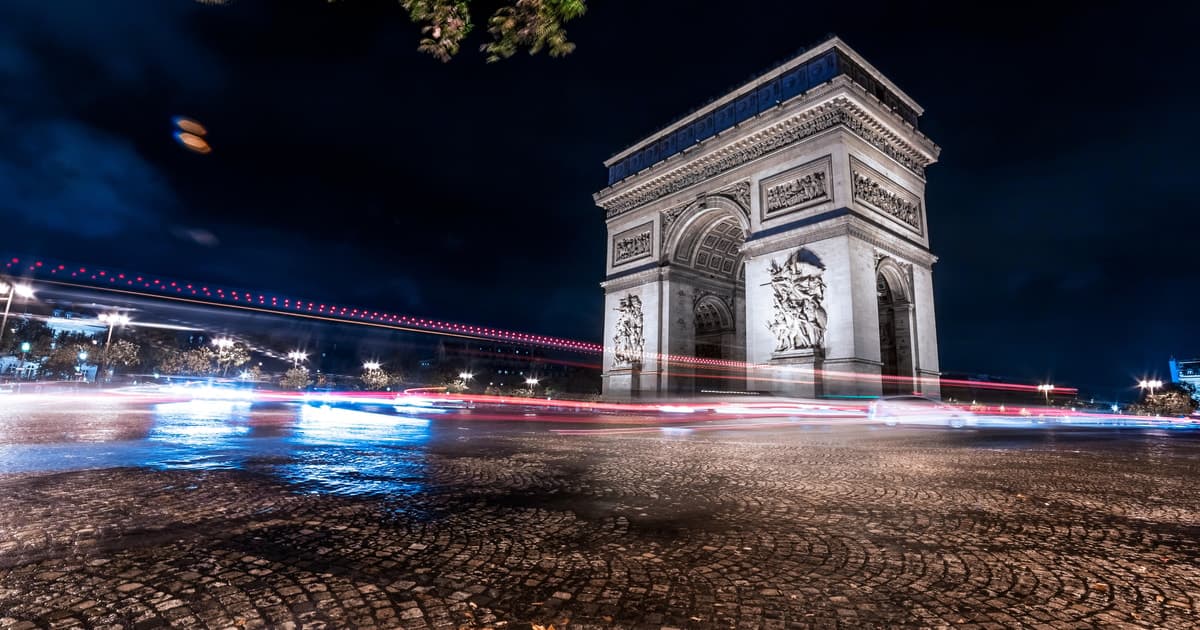 París: Tour nocturno panorámico con audioguía y presentador