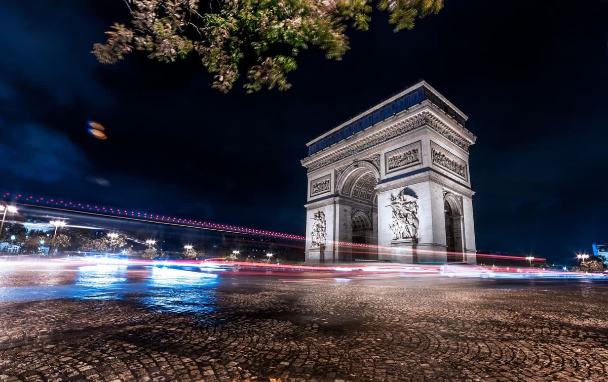 París: Tour nocturno panorámico con audioguía y presentador