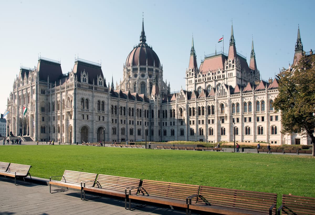 Budapest: Grand City Tour with Parliament Visit