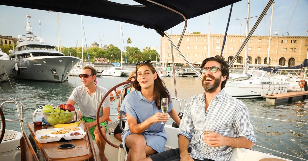 Barcelona: Light Brunch Sailing Experience with Drinks