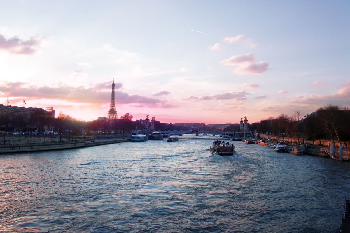 Paris: Bastille Day Eve Cruise with Picnic and Fireworks