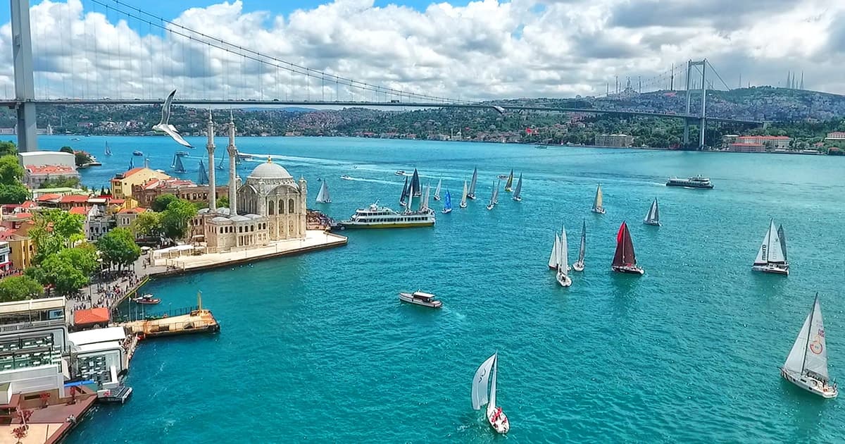 Estambul: paseo en barco turístico por el Bósforo con opción al atardecer