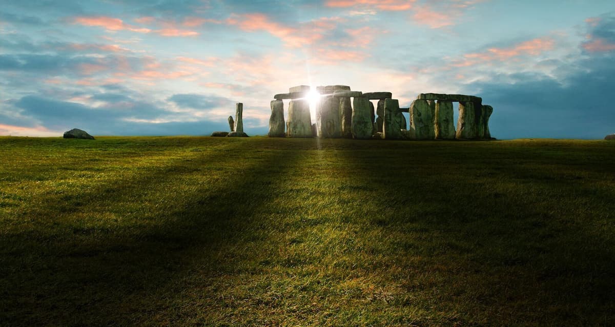 From London: Private Stonehenge Sunrise Viewing & Bath