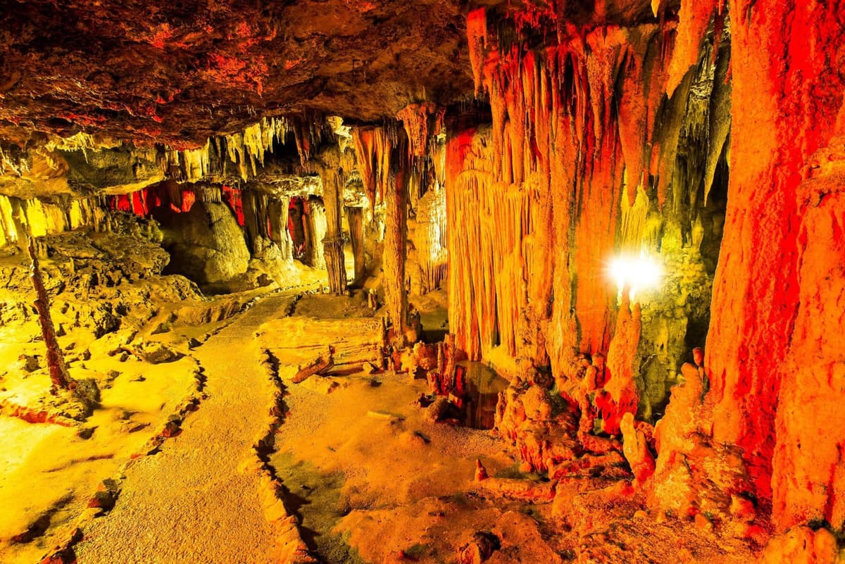 Desde Málaga: sáltate la cola en las Cuevas de Nerja y Frigiliana