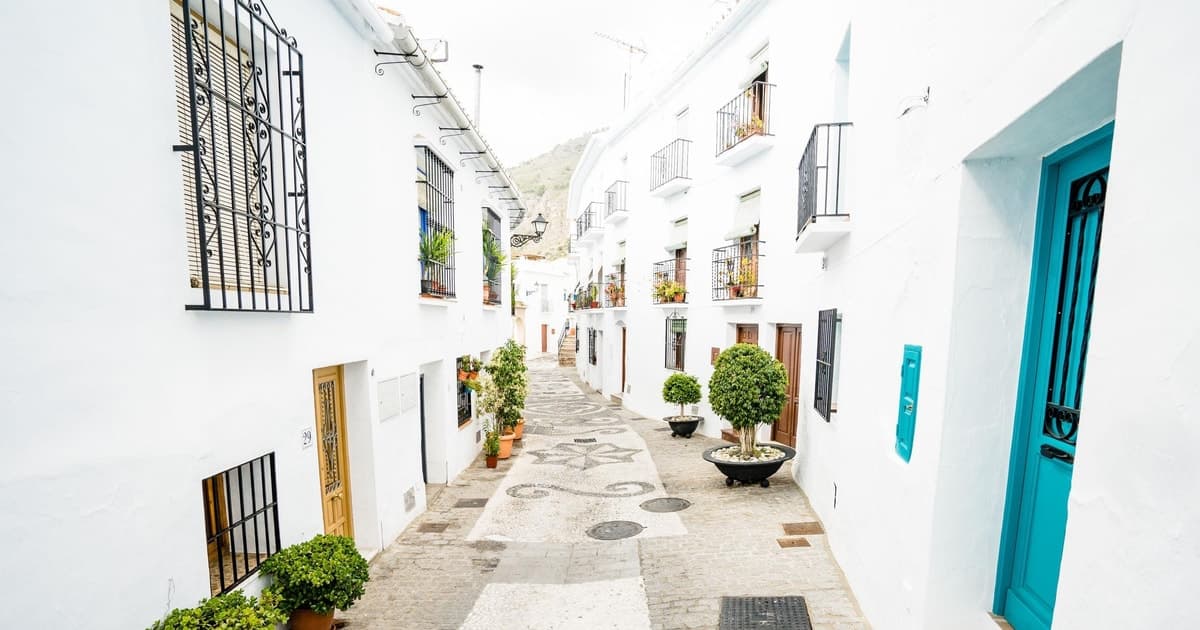 Desde Granada: Cuevas de Nerja y Frigiliana en GRUPO PEQUEÑO