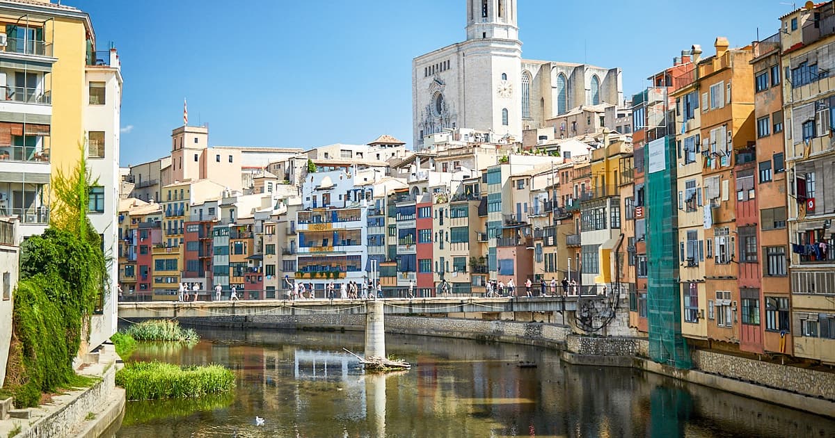 Desde Barcelona: excursión de un día a Girona y al Museo Dalí en grupo reducido.