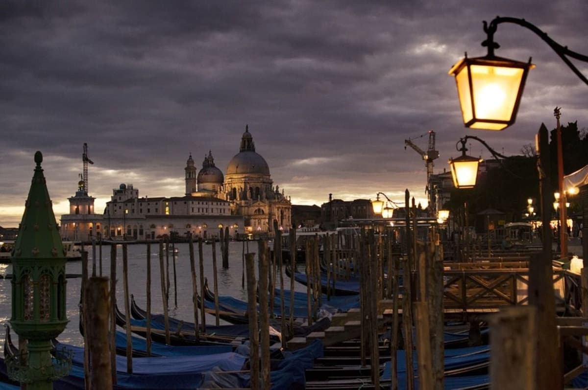 Venecia: tour a pie privado de 2 horas por la noche