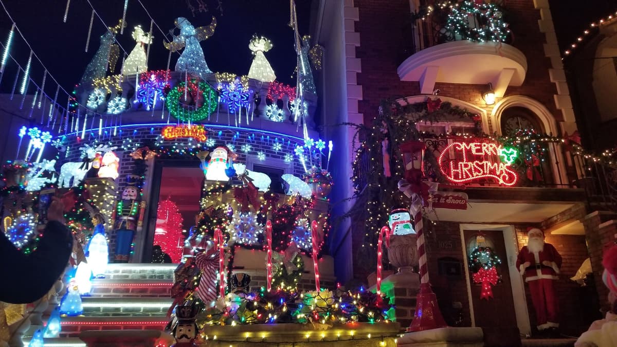 From Manhattan: 4-Hour Brooklyn Christmas Magic Tour