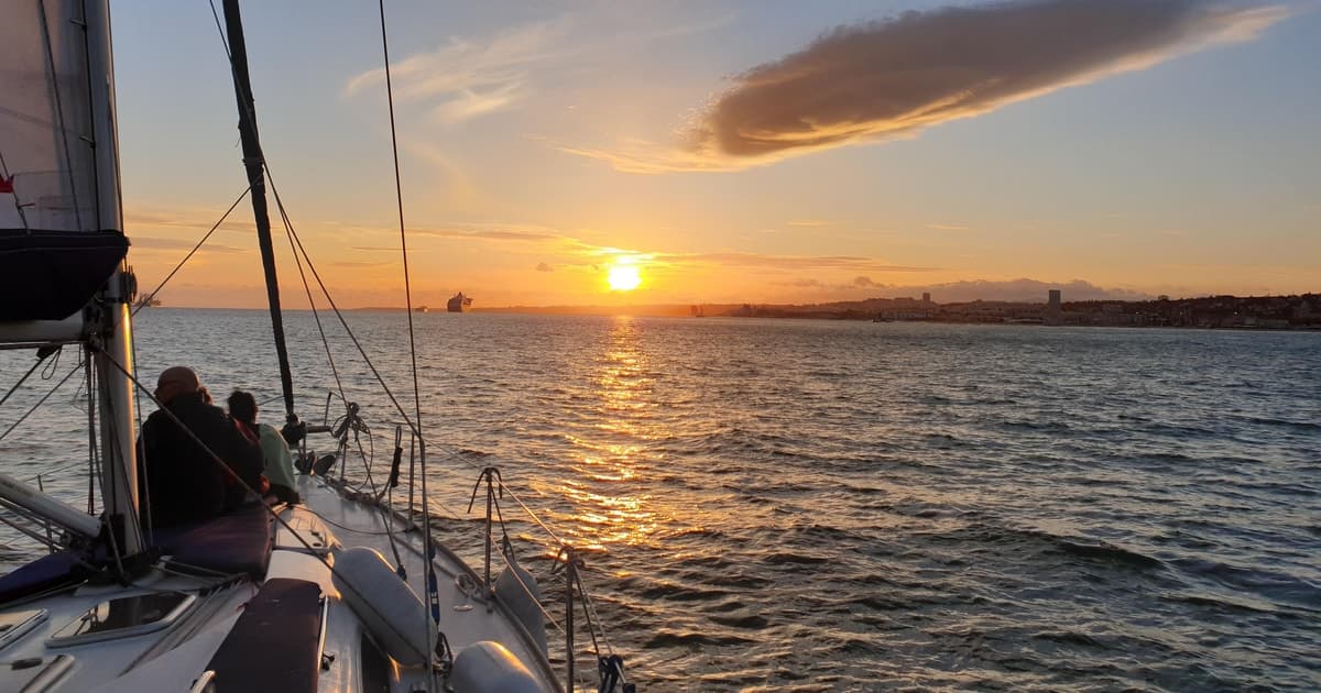 Lisbon: Daytime or Sunset Boat Cruise with History and Wine