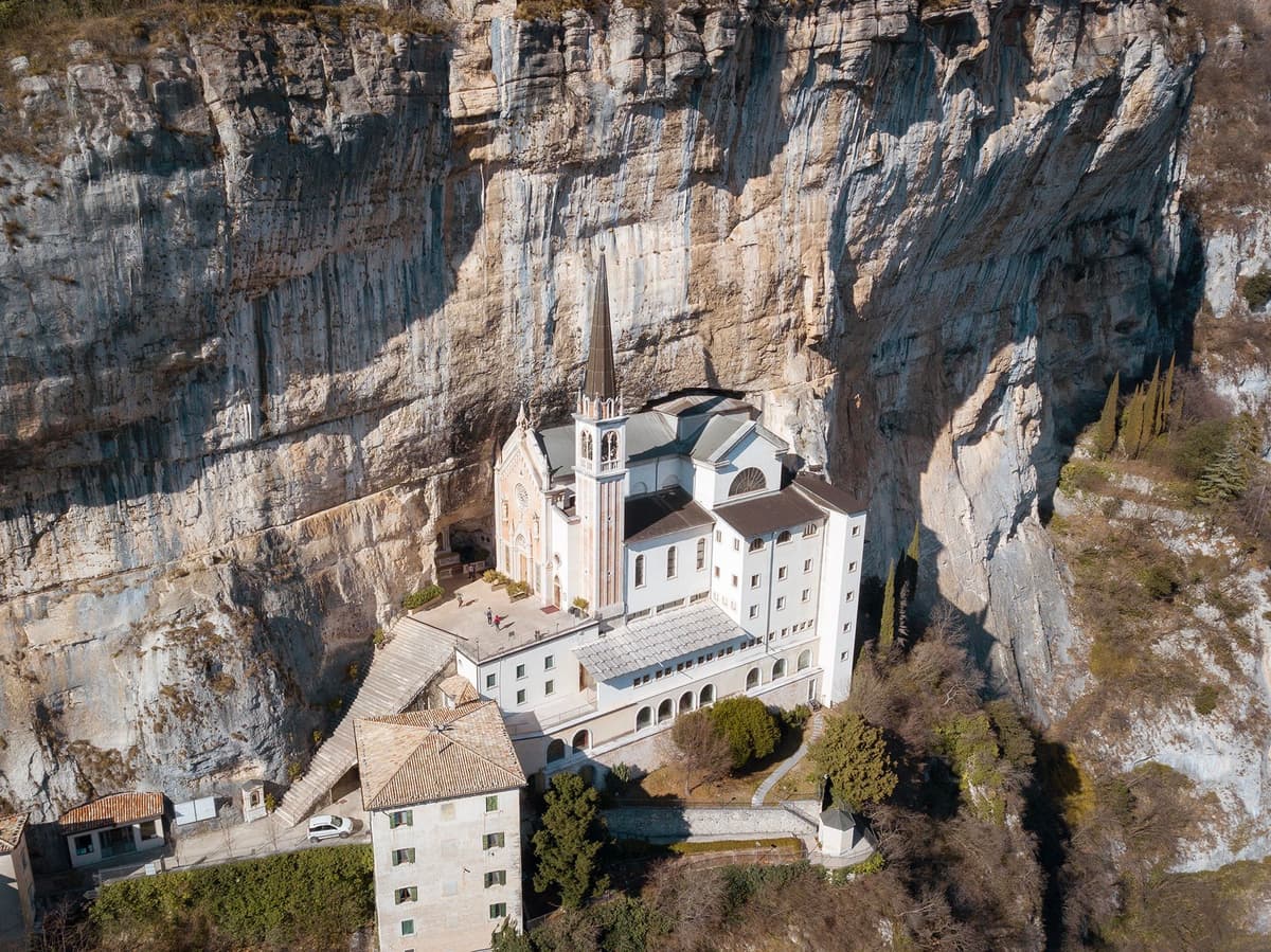Verona: Madonna della Corona Sanctuary Walking Tour
