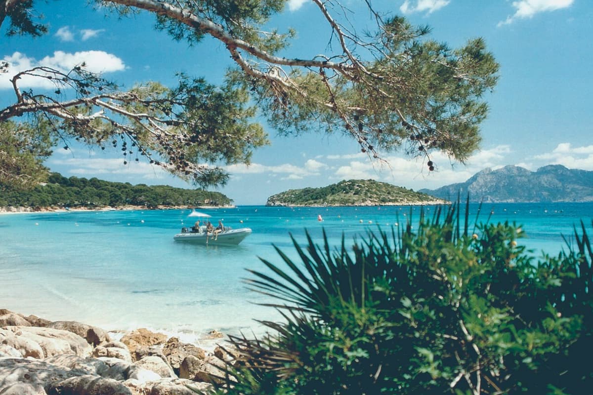Alcudia: Excursión Privada en Barco por el Parque Natural de la Península de Llevant
