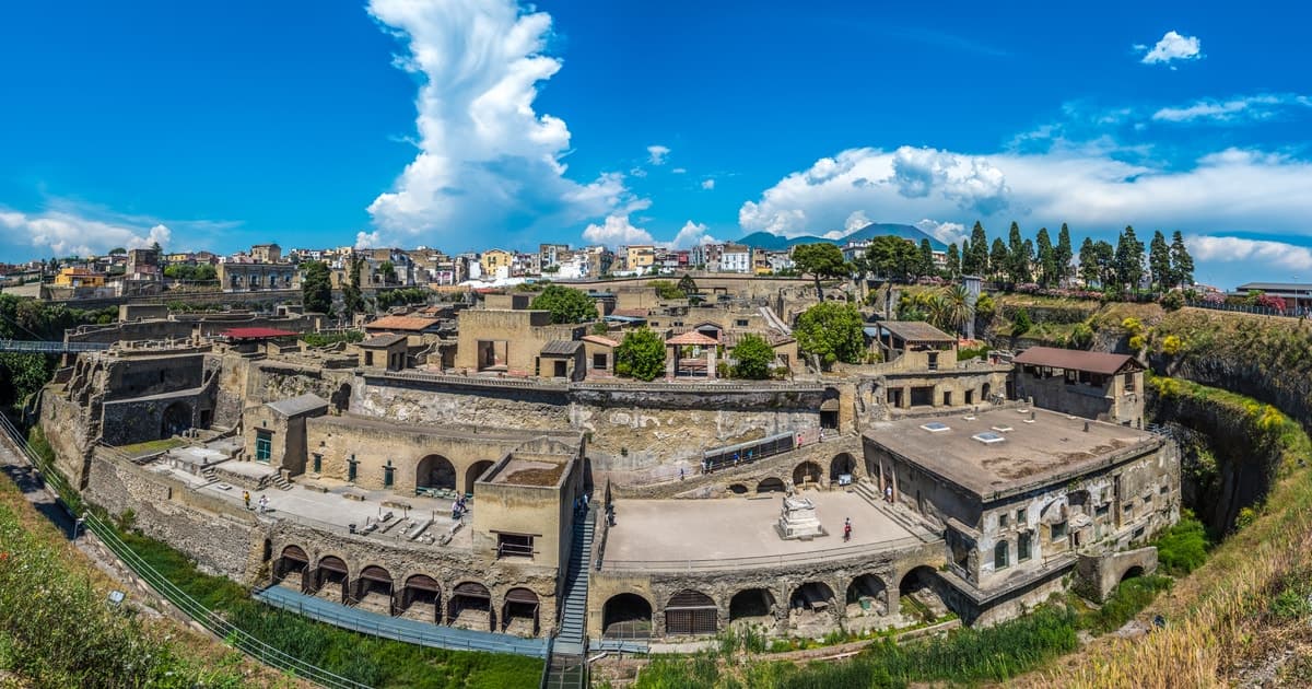 From Sorrento: Pompeii by Train with Vesuvius & Guided Tour