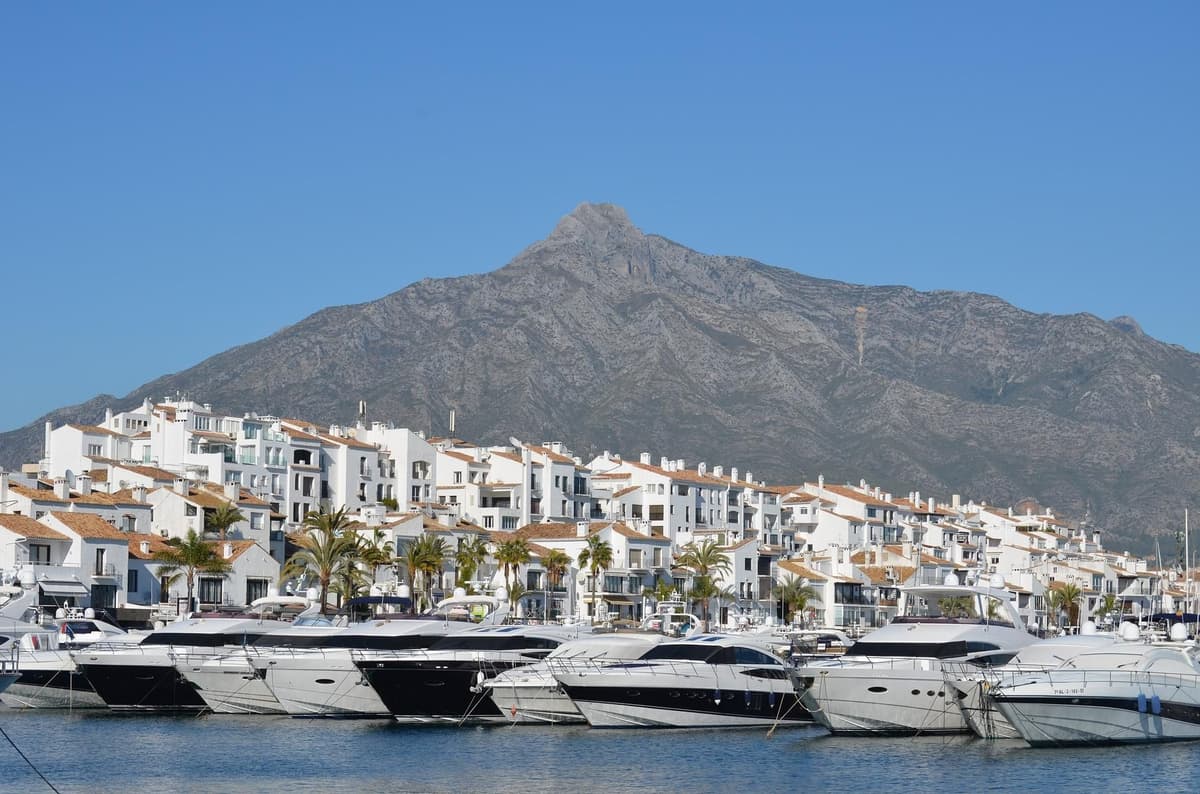 Marbella, Puerto Banús y Mijas: lujo y pueblo blanco