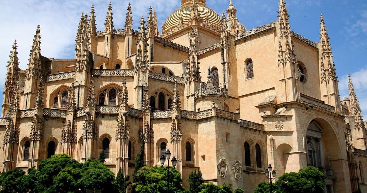 Segovia: tour a pie guiado con entrada a la catedral y el Alcázar
