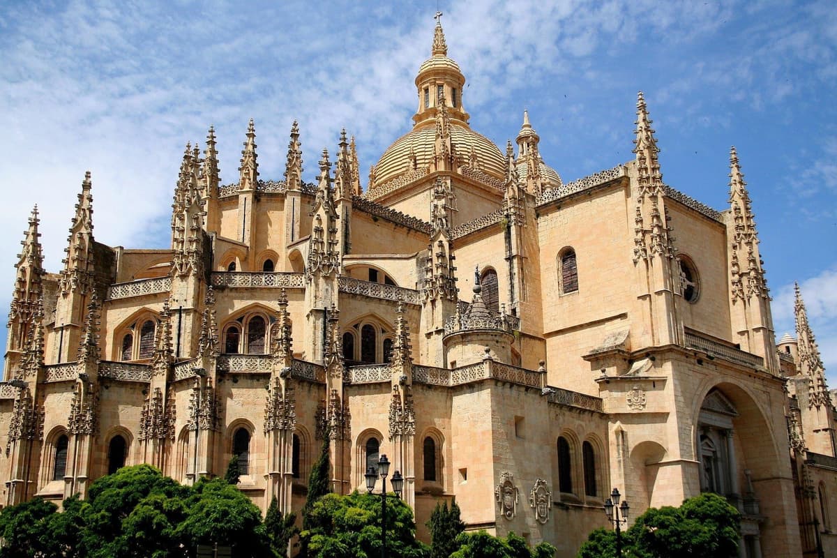 Segovia: tour a pie guiado con entrada a la catedral y el Alcázar