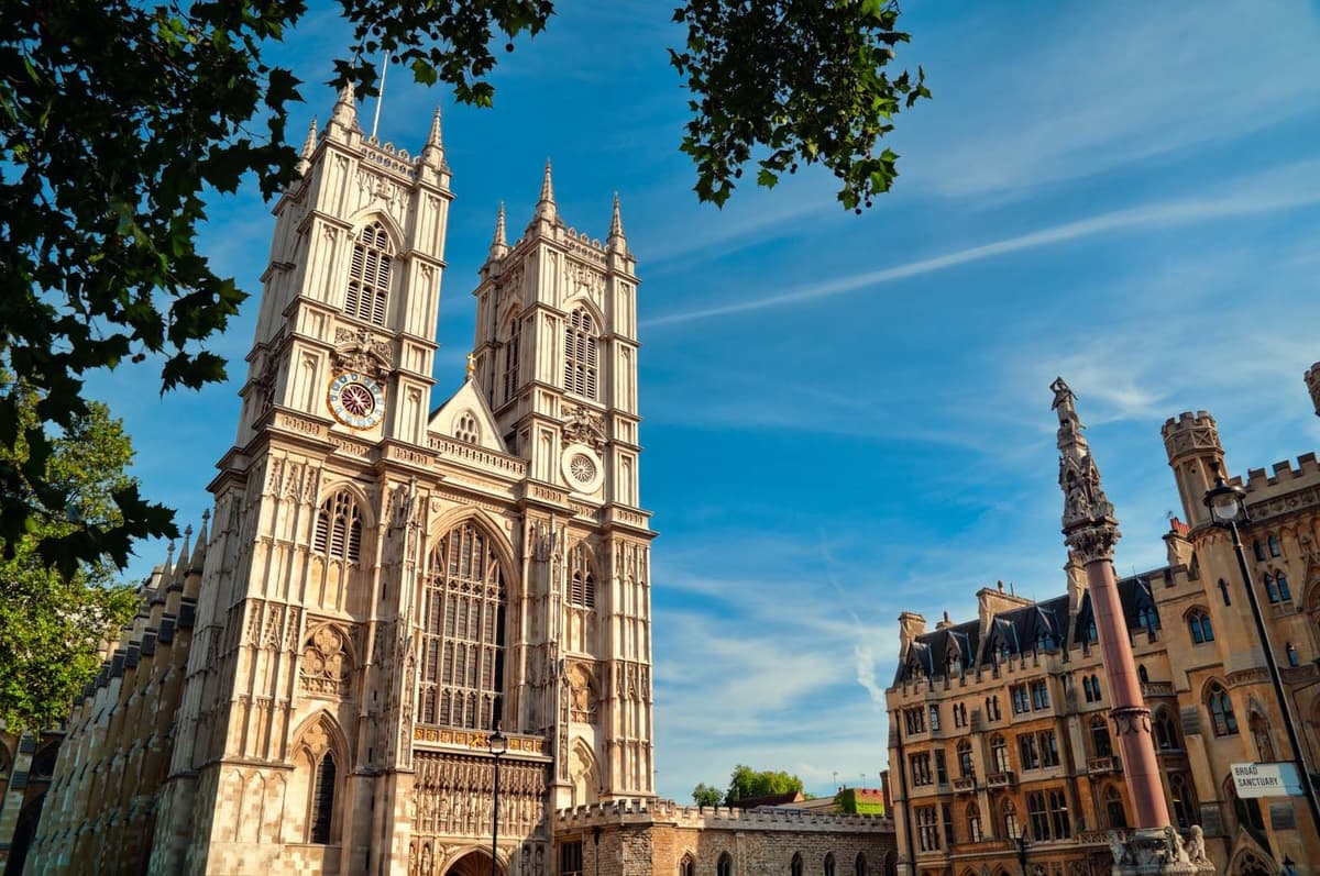 London: Royal Tour with Afternoon Tea at the Rubens