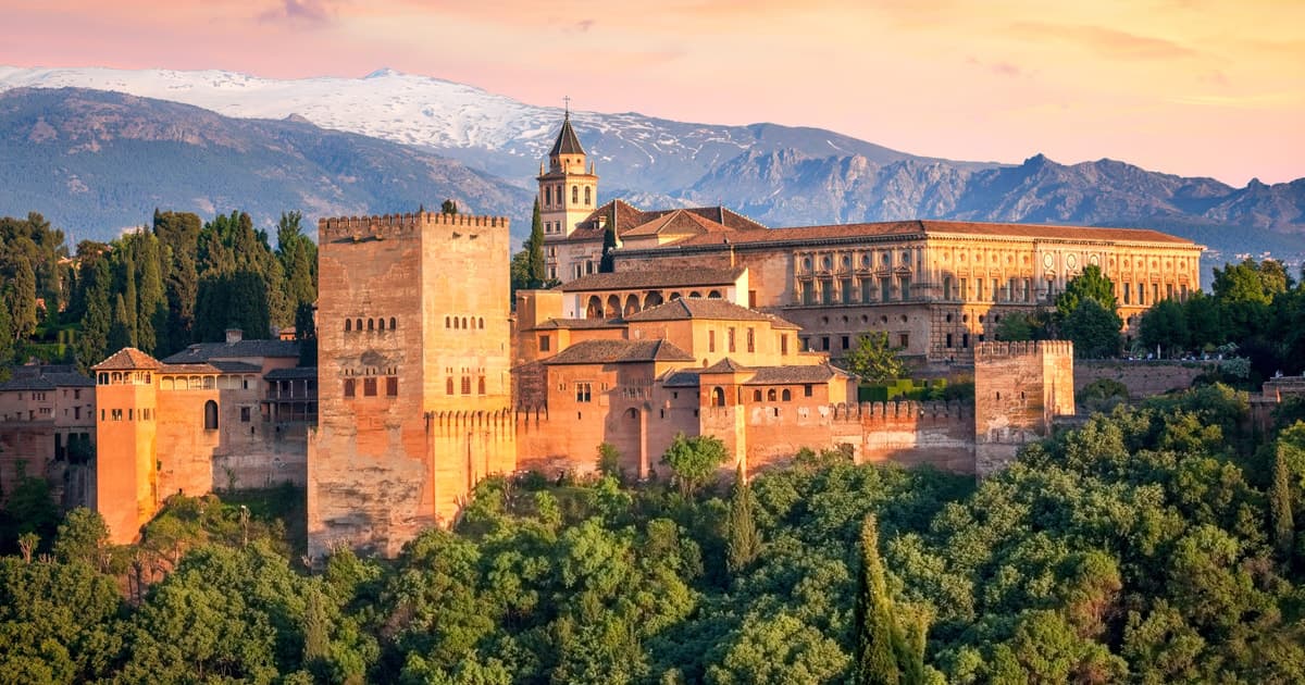 From Malaga: Alhambra Guided Tour with Entry Tickets
