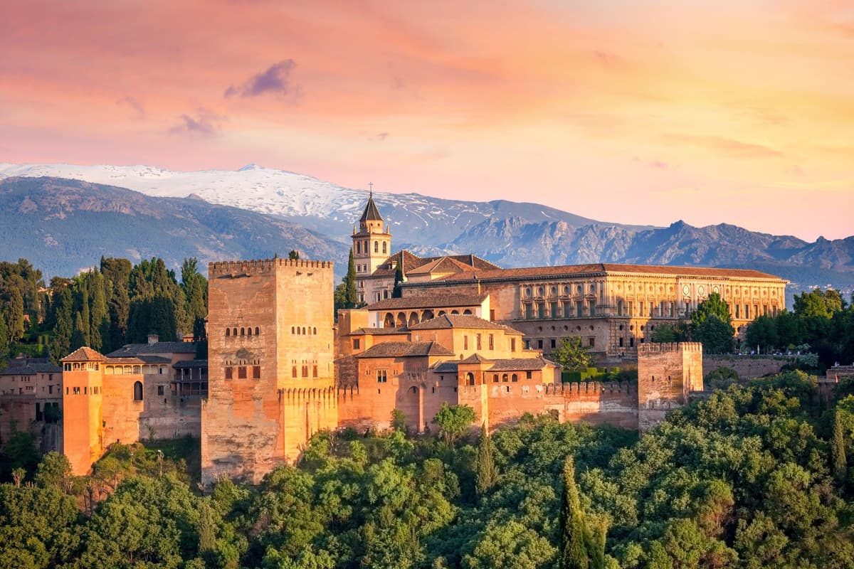From Malaga: Alhambra Guided Tour with Entry Tickets