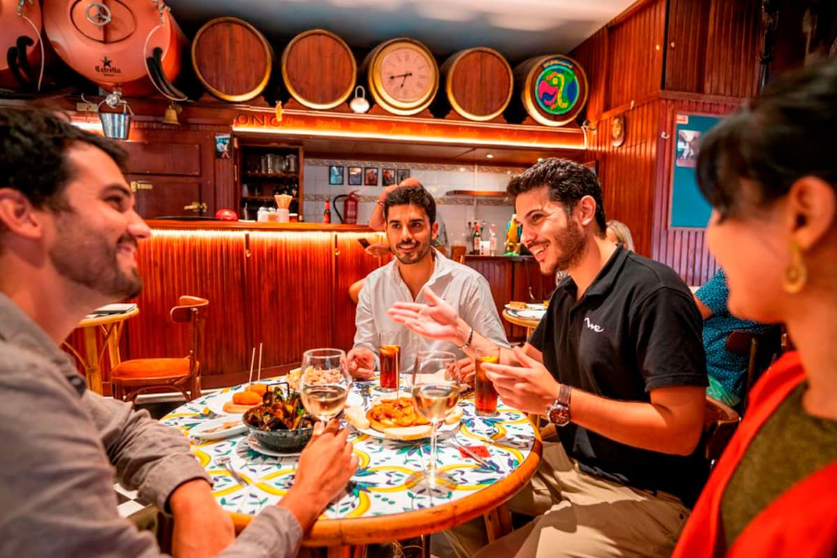 Barcelona: tapas y vino privados con espectáculo de flamenco en el casco antiguo