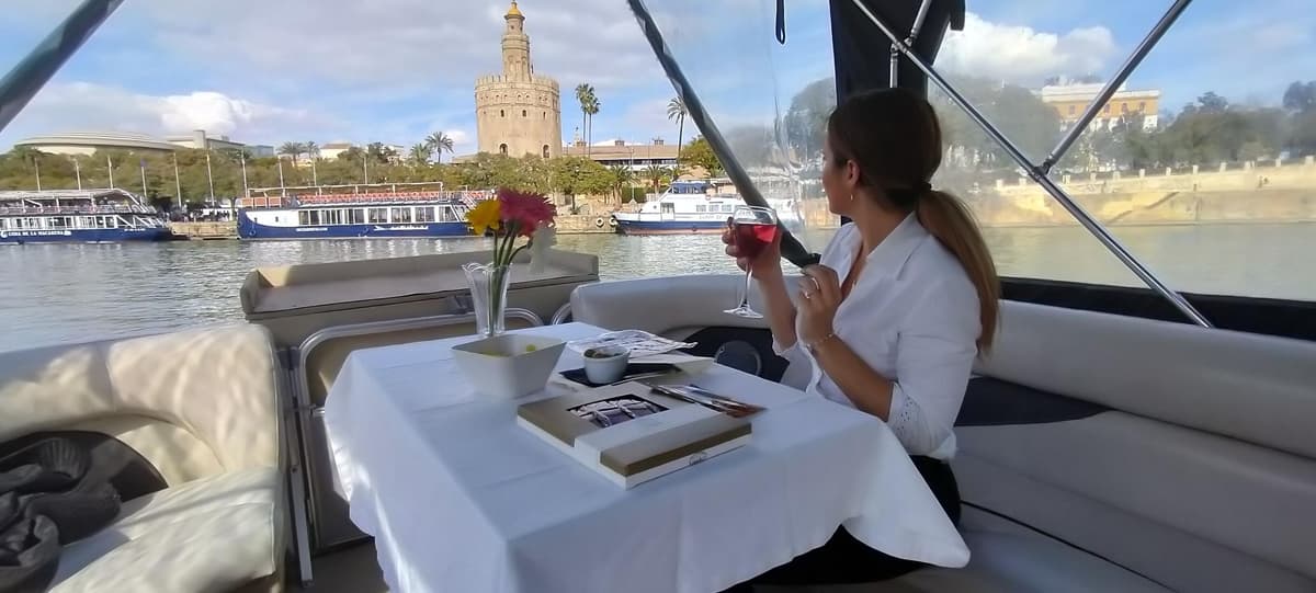 Sevilla: tour en barco exclusivo con tapas