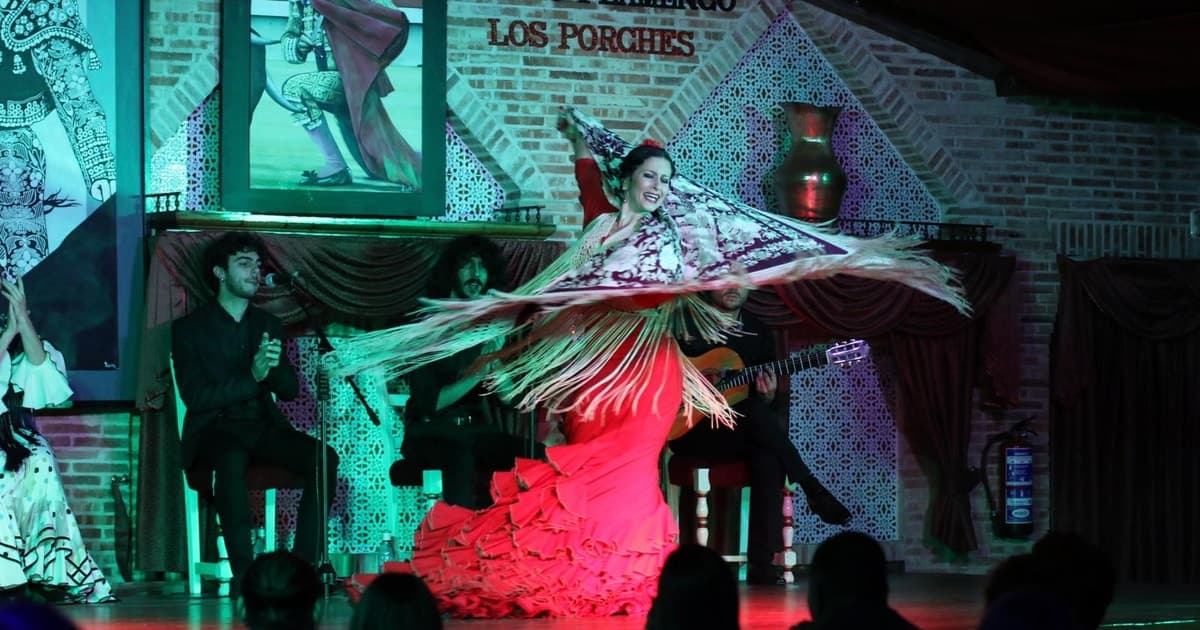 Madrid: Espectáculo flamenco Los Porches con tapas y entrada de vino